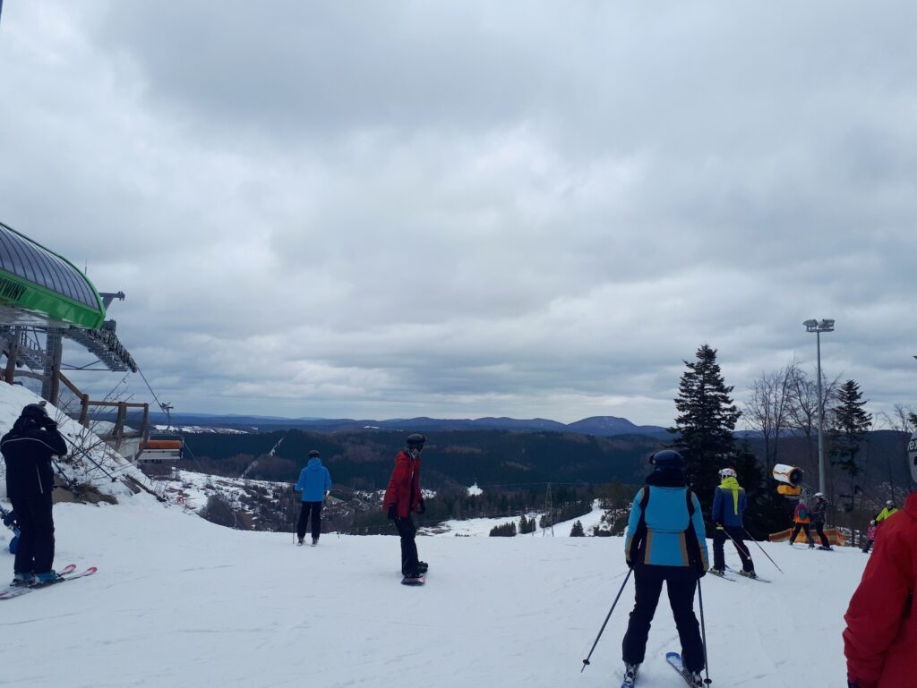 Widok na stok z górnej stacji kolejki