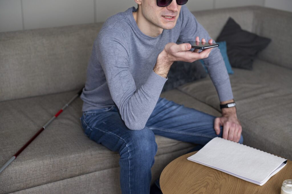 Niewidomy mężczyzna rozmawiający przez telefon
