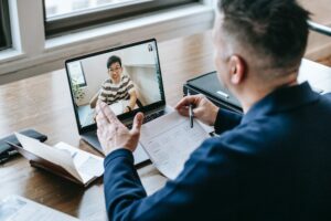 Mężczyzna prowadzący video rozmowę